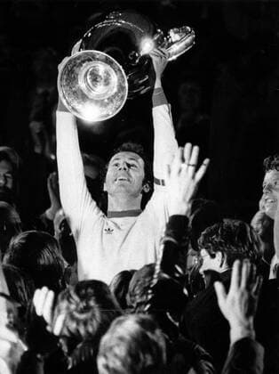 Franz Beckenbauer (FC Bayern München) präsentiert den Pokal nach dem Finale um den Europapokal der Landesmeister 1975 1976