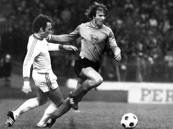 Osvaldo Piazza (AS St. Etienne, re.) gegen Franz Beckenbauer (FC Bayern München)