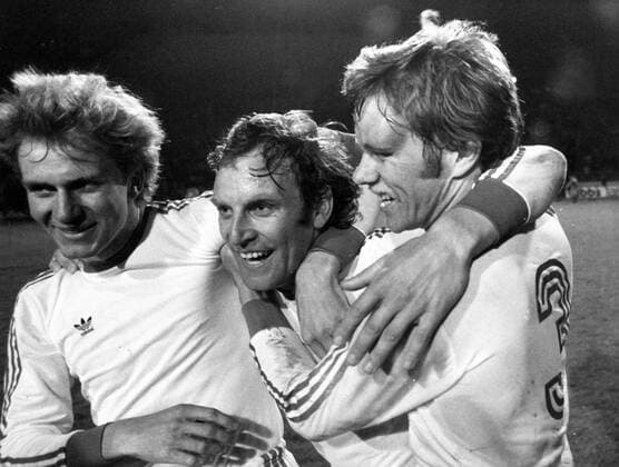 Torjubel FC Bayern München, v.li.: Karl Heinz Rummenigge, Franz -Bulle- Roth und Udo Horsmann