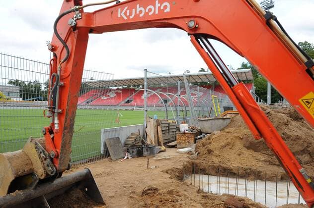 14.07.2012,SV Sandhausen Umbaumaßnahmen Hardtwaldstadion des SV Sandhausen, die bisherige Hintertortribüne; die neue Gegengerade, an der für die neue Spielzeit die Auswechselbank stehen wird - ksp