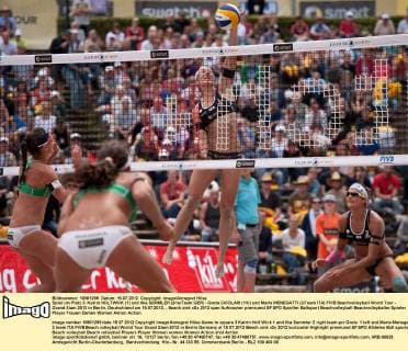 Spiel um Platz 3: Katrin HOLTWICK (1) und Ilka SEMMLER (2 re Team GER) - Greta CICOLARI (1 li) und Marta MENEGATTI (2 Team ITA) FIVB Beachvolleyball World Tour - Grand Slam 2012 in Berlin, Deutschland am 15.07.2012,