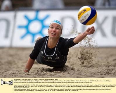 Halbfinale: Katrin HOLTWICK (Team GER) in Aktion. FIVB Beachvolleyball World Tour - Grand Slam 2012 in Berlin, Deutschland am 15.07.2012,
