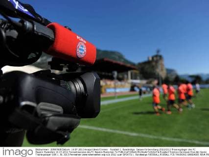 Fussball 1. Bundesliga: Saison Vorbereitung 2012 2013 Trainingslager des FC Bayern Muenchen 16.07.2012 Fernsehkamera des FC Bayern Muenchen TV 