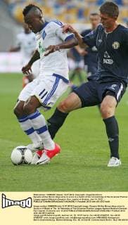 Dynamo striker Brown Ideye aims to score in a match of the 1st matchday of the Ukrainian Premier League against Metalurh Donetsk, Kyiv, capital of Ukraine, July 14, 2012. - 