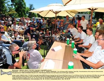 RADSPORT - Tour de France 2012 PAU,FRANKREICH,17.JUL.12 - DIVERS, RADSPORT - Tour de France 2012, Ruhetag, Team Sky, Pressekonferenz. Bild zeigt eine Übersicht der Pressekonferenz. 