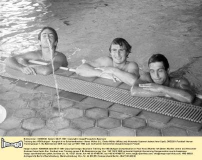 Training des VfB Stuttgart - Ausgleich im Schwimmbecken - Hansi Müller (li.), Dieter Müller (Mitte) und Alexander Szatmari haben ihren Spaß