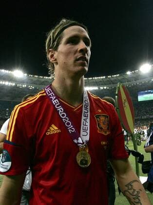 FOOTBALL SOCCER EURO 2012 FINAL SPANISH PLAYERS ARE CELEBRATING AS THEY WON. SPAIN BECAME EUROPEAN CHAMPIONS - Fernando Torres mit Medaille  120701MIN380