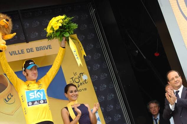 Tour de France 2012, Etappe 18: Blagnac - Brive la Gaillarde; Bradley Wiggins (GBR Sky) - Träger des gelben Trikots und der französische Präsident Francois Hollande, Brive la Gaillarde 