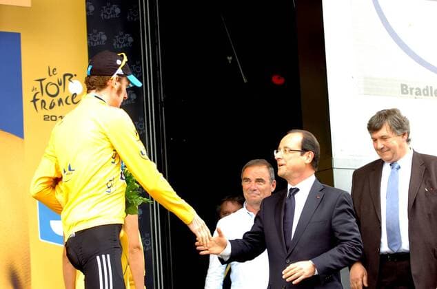 Tour de France 2012, Etappe 18: Blagnac - Brive la Gaillarde; Bradley Wiggins (GBR Sky) und der französische Präsident Francois Hollande sowie Bernard Hinault, Brive la Gaillarde 
