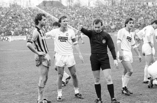 SV Waldhof Mannheim - Eintracht Frankfurt 1:1 - Schiedsrichter Hans Peter Dellwing verweist Dieter Schlindwein (Mannheim, li.) des Platzes, daneben Charly Körbel (2.v.li.) und Thomas Kroth (beide Frankfurt)