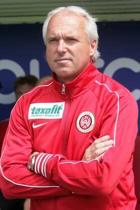 Fußball, 3. Liga, 1. Spieltag: SV Wehen Wiesbaden - Rot-Weiß Erfurt am Samstag (21.07.2012) in der BRITA-Arena in Wiesbaden. Cheftrainer Peter Vollmann (SV Wehen Wiesbaden).