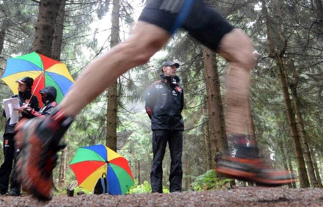 21.07.2012 Oberhof Zentrale -Leistungskontrolle Cross Bundestrainer Langlauf Frank Ullrich ( GER ) beobachtet dei Läufer . Aktion