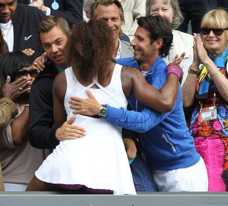 Wimbledon Championships 2012 AELTC,London, ITF Grand Slam Tennis Tournament, Damen Finale, Serena Williams (USA) umarmt ihre Trainer Aleksander Bajin (lks) und Patrick Mouratoglou nach ihrem Sieg in der Spielerloge,Emotion,Querformat,