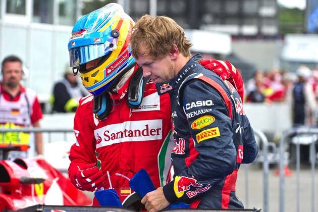 Fernando ALONSO (ESP, l.), Scuderia Ferrari, Sieger, 1. Platz, troestet nach dem Rennen Sebastian VETTEL (GER), Red Bull Racing, der den 2. Platz belegte; Querformat; Trost, Fairplay; Rennen am 22.07.2012; Motorsport Formel 1, Grosser Preis Santander von Deutschland am Hockenheimring, vom 19.07.-22.07.2012