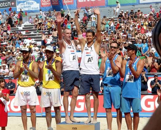 Beachvolleyball Grand Slam. Marcio MARCIO, Pedro PEDRO SALGADO (BRA), Sieger Reinder NUMMERDOR, Richard SCHUIL, (NED), Jake GIBB, Sean ROSENTHAL (USA). Klagenfurt, 22.7.2012