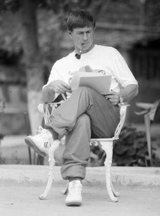 SPORT, FUSSBALL WELTMEISTERSCHAFT 1986 MEXIKO, TRAININGSLAGER DÄNEMARK, 29.05.1986, IRAPUATO - Im Trainingsquartier der Dänischen Nationalmannschaft findet ein Pressetreff statt. Dänemarks Nationaltrainer Sepp PIONTEK macht sich Gedanken über die Aufstellung. Nationalmannschaft Dänemark Trainingslager 1986