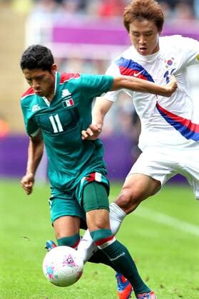 (120726) -- NEWCASTLE, July 26, 2012 (Xinhua) -- Javier Aquino of Mexico (L) breaks through during the preliminary round Group B match of men s football between South Korea and Mexico, in Newcastle, Britain, July 26, 2012. The game ended in a 0-0 draw. (Xinhua Fan Jun) (OLY2012)BRITAIN-LONDON-FOOTBALL-MEN-GROUP B-MEX VS KOR 