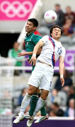 (120726) -- NEWCASTLE, July 26, 2012 (Xinhua) -- Park Jongwoo (R) of South Korea vies for the ball with Oribe Peralta of Mexico during the preliminary round Group B match of men s football between South Korea and Mexico, in Newcastle, Britain, July 26, 2012. The game ended in a 0-0 draw. (Xinhua Fan Jun) (OLY2012)BRITAIN-LONDON-FOOTBALL-MEN-GROUP B-MEX VS KOR 