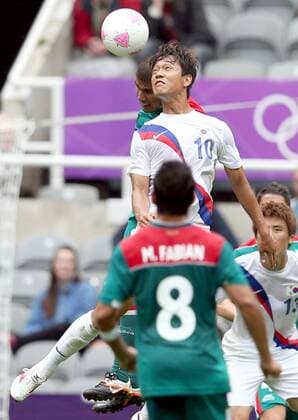 (120726) -- NEWCASTLE, July 26, 2012 (Xinhua) -- Park Chuyoung (up, front) of South Korea heads the ball during the preliminary round Group B match of men s football between South Korea and Mexico, in Newcastle, Britain, July 26, 2012. The game ended in a 0-0 draw. (Xinhua Fan Jun) (OLY2012)BRITAIN-LONDON-FOOTBALL-MEN-GROUP B-MEX VS KOR 