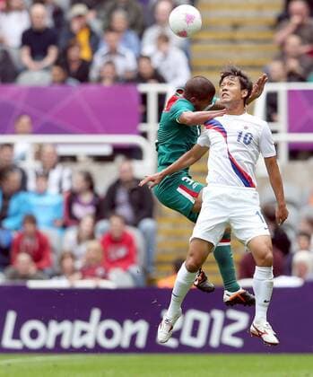 (120726) -- NEWCASTLE, July 26, 2012 (Xinhua) -- Park Chuyoung (R) of South Korea vies for the ball during the preliminary round Group B match of men s football between South Korea and Mexico, in Newcastle, Britain, July 26, 2012. The game ended in a 0-0 draw. (Xinhua Fan Jun) (OLY2012)BRITAIN-LONDON-FOOTBALL-MEN-GROUP B-MEX VS KOR 