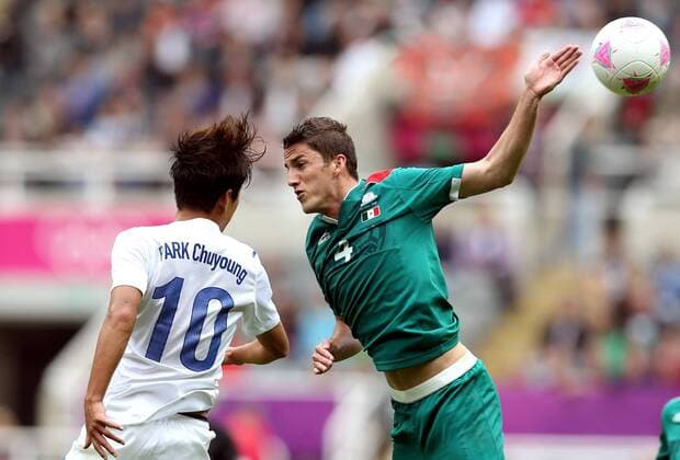 (120726) -- NEWCASTLE, July 26, 2012 (Xinhua) -- Park Chuyoung (L) of South Korea vies for the ball during the preliminary round Group B match of men s football between South Korea and Mexico, in Newcastle, Britain, July 26, 2012. The game ended in a 0-0 draw. (Xinhua Fan Jun) (OLY2012)BRITAIN-LONDON-FOOTBALL-MEN-GROUP B-MEX VS KOR 