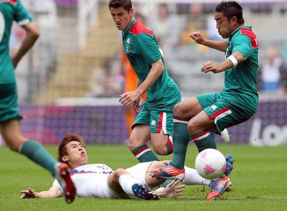 (120726) -- NEWCASTLE, July 26, 2012 (Xinhua) -- Mexican and South Korean footballers vie for the ball during the preliminary round Group B match of men s football between South Korea and Mexico, in Newcastle, Britain, July 26, 2012. The game ended in a 0-0 draw. (Xinhua Fan Jun) (OLY2012)BRITAIN-LONDON-FOOTBALL-MEN-GROUP B-MEX VS KOR 