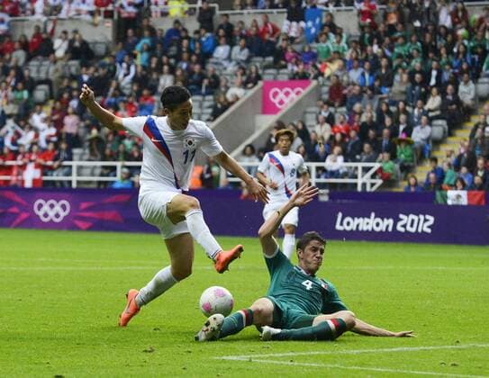 South Korea s Nam Tae-Hee (L) sees his shot blocked by Mexico s Hiram Mier..London Olympic 2012 first round Group B men s match between Mexico v South Korea at the St. James Park, Newcastle upon Tyne on the 26th July 2012. Pic Richard Lee SPORTIMAGE... EDITORIAL USE ONLY. No use with unauthorised audio, video, data, fixture lists, club league logos or live services. Online in-match use limited to 120 images, no video emulation. No use in betting, games or single club league player publications.