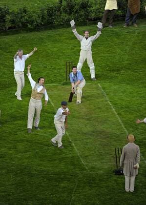 27.07.2012, Olympische Sommerspiele 2012 in London, Eröffnungsfeier im Olympia-Stadion von London. Ein teil der Eröffnungszeremonie: Auf saftig grünen Wiesen spielen fröhliche Menschen alte Sportarten aus der guten alten Zeit Englands.