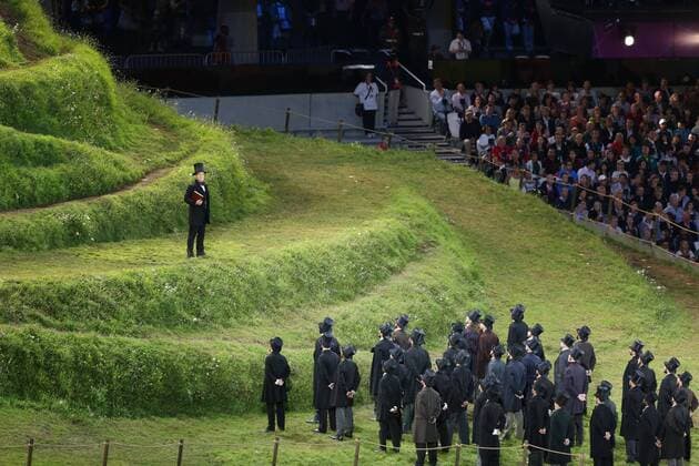 (120727) -- LONDON, July 27, 2012 (Xinhua) -- Artists perform during the Opening Ceremony of the London 2012 Olympic Games at the Olympic Stadium in London, Britain, July 27, 2012. (Xinhua Wang Lili)(ly) (OLY2012)BRITAIN-LONDON-OPENING CEREMONY 