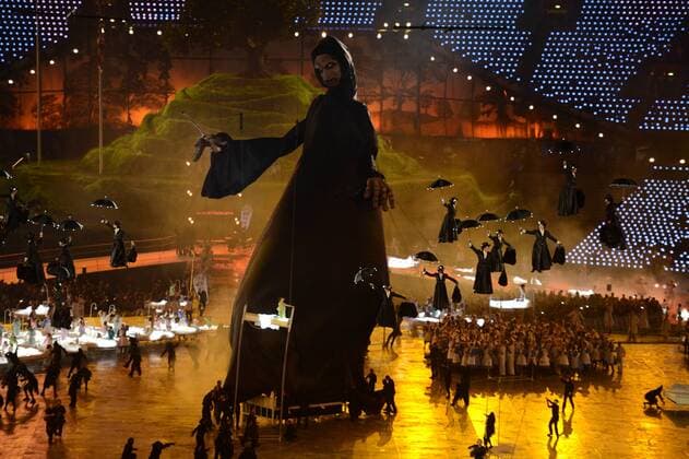 Artists perform during the Opening Ceremony of the London 2012 Olympic Games at the Olympic Stadium in London, Britain, July 27, 2012. (Xinhua Wu Xiaoling) (ly) (OLY2012)BRITAIN-LONDON-OPENING CEREMONY 