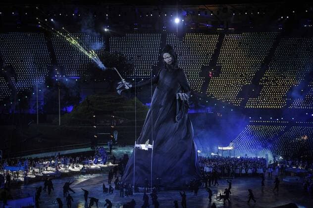 Artists perform during the Opening Ceremony of the London 2012 Olympic Games at the Olympic Stadium in London, Britain, July 27, 2012. (Xinhua Liu Dawei)(ly) (OLY2012)BRITAIN-LONDON-OPENING CEREMONY 