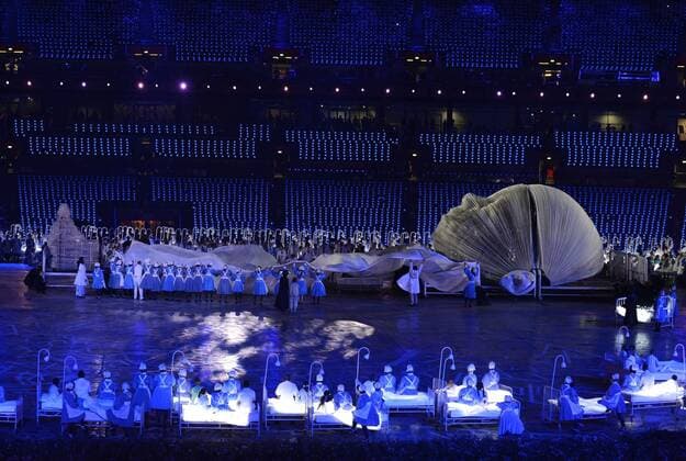 Photo taken on July 27, 2012 shows the art performance during the opening ceremony of the London 2012 Olympic Games at the Olympic Stadium in London, Britain. The 30th summer Olympic Games opened here Friday. (Xinhua Li Gang) (zgp) (OLY2012)BRITAIN-LONDON-OPENING CEREMONY 