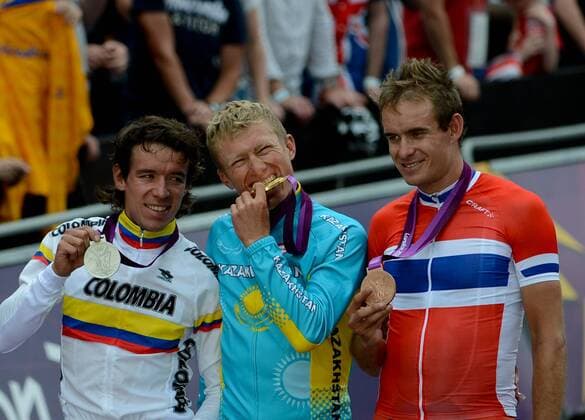 (120728) -- LONDON, July 28, 2012 (xinhua) -- Alexandr Vinokurov (C) of Kazakhstan, Rigoberto Uran Uran (L) of Colombia and Alexander Kristoff of Norway attend the awarding ceremony of the men s road race event of cycling at the London 2012 Olympic Games in London, Britain, July 28, 2012. Alexandr Vinokurov claimed the title in this event with 5:45:57. Uran and Kristoff won the silver medal and bronze medal respectively. 