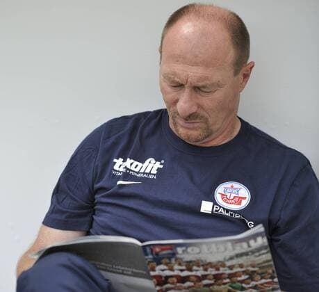 SpVgg Unterhaching vs. FC Hansa Rostock Wolfgang Wolf, Trainer, F.C. Hansa Rostock studiert im Unterhachinger Fussballanzeiger