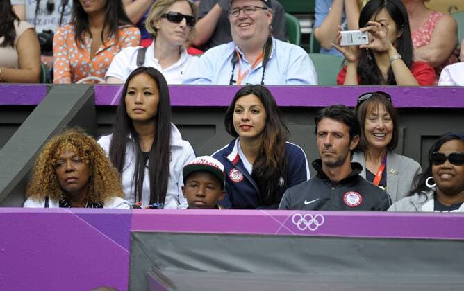 28.07.2012, Olympische Sommerspiele 2012 in London, Tennis Damen Einzel in Wimbledon, Zuschauer in der Loge beim Spiel von Serena Williams (USA): Mutter Oracene Williams (li, USA) scheint Müde zu sein. Re. Trainer Patrick Mouratoglou