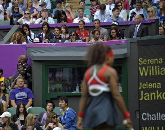 28.07.2012, Olympische Sommerspiele 2012 in London, Tennis Damen Einzel in Wimbledon, Zuschauer in der Loge beim Spiel von Serena Williams (USA): Mutter Oracene Williams (li, USA) und Trainer Patrick Mouratoglou, re: Amerikas First-Lady Michelle Obama (re, USA), die Gattin des US-Präsidenten Barack Obama. Rechts dahinter: Venus Williams (USA).