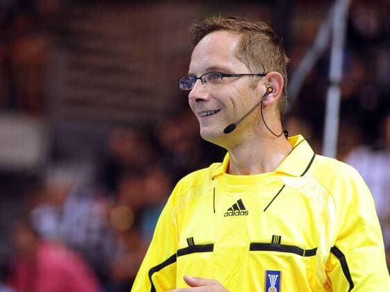 London, Copper Box, 29.7.2012 Handball, Männer, Olympia 2012 Island - Argentinien 31 - 25 Schiedsrichter Marcus Helbig, GER