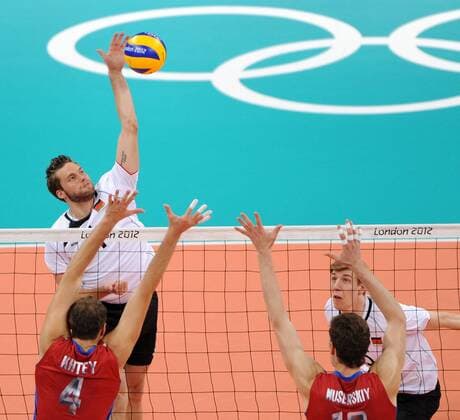 .Simon Tischer (L) of Germany competes during men s volleyball preliminary pool B match between Russia and Germany at London 2012 Olympic Games in London, Britain, on July 29, 2012. Russia won 3-0. (Xinhua Li Gang) (nxl) (OLY2012)BRITAIN-LONDON-VOLLEYBALL-MEN 