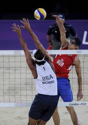 Beachvolleyball 28. Juli 2012 Olympische Spiele, London; Martin Spinnangr (R), Norwegen - Ricardo (L), Brasilien - 