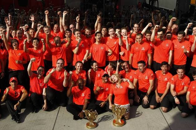 Motorsports: FIA Formula One World Championship 2012, Grand Prix of Hungary, team celebration 4 Lewis Hamilton (GBR, Vodafone McLaren Mercedes), xHOCHxZWEIx