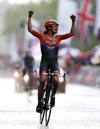 .Marianne Vos of the Netherlands celebrates after the women s road race event of cycling at the London 2012 Olympic Games in London, Britain, July 29, 2012. Vos claimed the title in this event with 3:35:29. (Xinhua Wang Lili) (zgp) (OLY2012)BRITAIN-LONDON-WOMEN S ROAD RACE-GOLD 