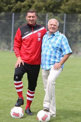 200712 Halle Saaale Fußball 3. Bundesliga Männer Aufsteiger Hallescher FC HFC Interview mit Klaus Urbanczyk (HFC Urgestein) mit Meisterschale Saison 2011 12 Maik Wagefeld