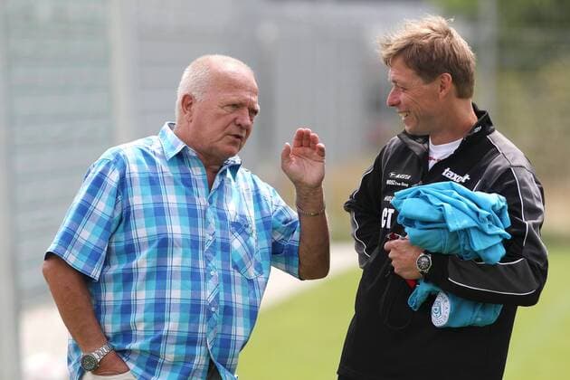 200712 Halle Saaale Fußball 3. Bundesliga Männer Aufsteiger Hallescher FC HFC Interview mit Klaus Urbanczyk (HFC Urgestein) mit Meisterschale Saison 2011 12 und Trainer Sven Köhler