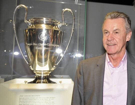 01.08.2012, Fussball 1. Liga, Bayern München eröffnet die FC Bayern Erlebniswelt . Erfolgstrainer Ottmar Hitzfeld (Schweiz) steht vor dem Championsleague Pokal 2001.