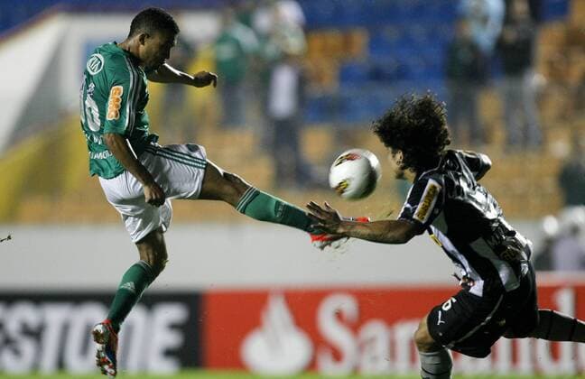 Joao Vitor da S.E. Palmeiras - Marcio Azevedo do Botafogo F.R. S.E. Palmeiras Sao Paulo (SE) - Botafogo Futebol e Regatas Rio de Janeiro. Copa Sulamericana. Barueri SP, Brasil - 01 08 2012. x(5)xCesarxGrecox xFotoarenax  (10905)