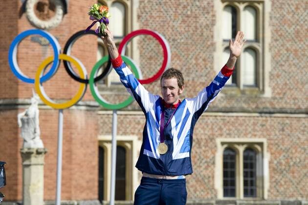 PARIS 2024, OLYMPIC LEGENDS: Bradley Wiggins Siegerehrung: Jubel Sieger WIGGINS Bradley, GBR, 1.Platz, mit seiner Goldmedaille, Gold, Medaille, Rad, Radrennen, Zeitfahren der Maenner am 01.08.2012. Olympische Sommerspiele 2012 in London
