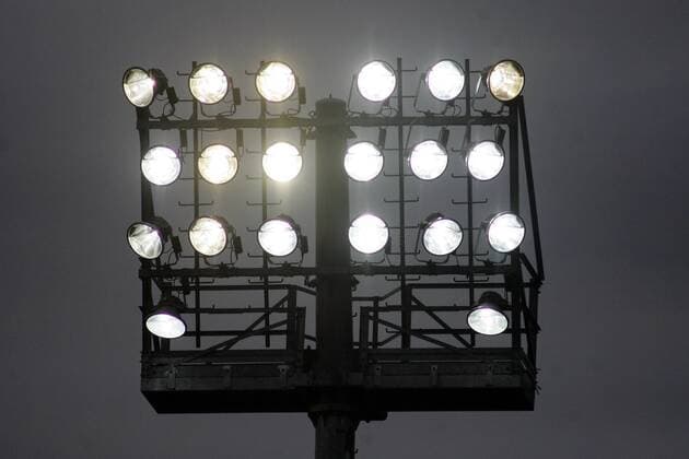 Fußball, Stadiongeschichte SV Wehen Wiesbaden 3. Fußball Bundesliga, SV Wehen Wiesbaden vs SpVgg Unterhaching, Saison 2012 2013: Silhouette eines Flutlicht Mast es vor dunklen Wolken