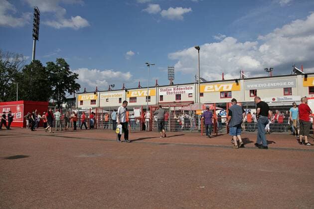 Fußball, Stadiongeschichte Rot-Weiß Oberhausen Fußball Regionalliga West 1. Spieltag Rot-Weiß Oberhausen am 03.08.2012 im Stadion Niederrhein in Oberhausen Stadionvorplatz der Niederrhein Stadion in Oberhausen