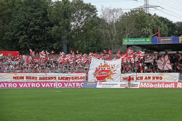 Fußball, Stadiongeschichte Rot-Weiß Oberhausen Fußball Regionalliga West 1. Spieltag Rot-Weiß Oberhausen am 03.08.2012 im Stadion Niederrhein in Oberhausen Choreographie, Choreo der RWO-Fans: Mein Herz brennt lichterloh, denk ich an RWO.