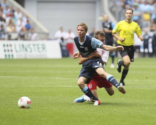 Foul con Philipp ZIEREIS (Jahn Regensburg) an Marin TOMASOV (TSV 1860 München, vorne), Gelb für Ziereis, Deutschland, GER, Fussball, Männer, Bundesliga, 2. Liga, Saison 2012 - 2013, 1. Spieltag, TSV 1860 München vs. Jahn Regensburg, 04.08.2012,